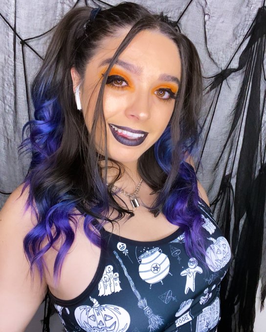Come get spooky with me on Twitch TONIGHT at 11:30pm PST! 👻✨🎃 #ColoursCarnivale⠀ ⠀ https://t.co/foocY1J8f1⠀ (Link<a href="/tag/colourscarnivale"class="tags"><span>#colourscarnivale</span></a>