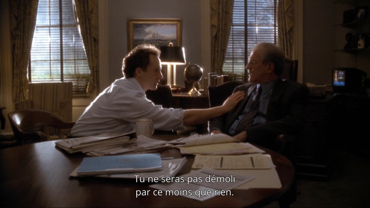 Sorkin fait de cette Maison Blanche rêvée une citadelle assiégée, un royaume fantasmé peuplé de paladins de la démocratie, liés entre eux par l'honneur et l'amitié.La musicalité de la VO de certains dialogues..."You're not gonna be taking down by this small fraction of a man"