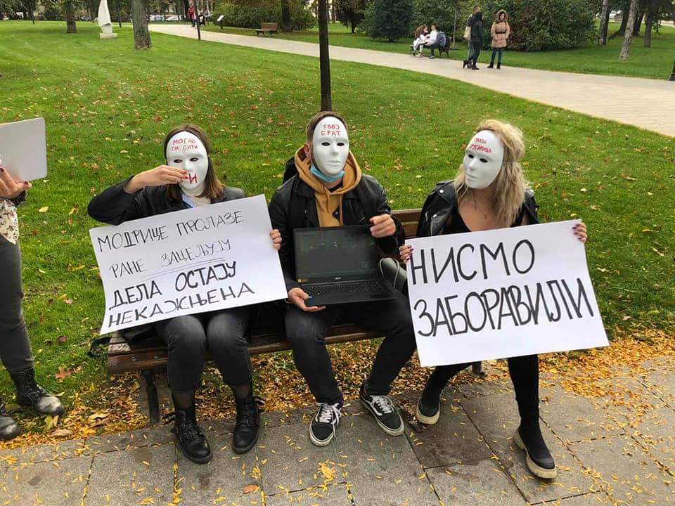 KPromeni's tweet photo. U isto vreme se u 4 grada desio performans kojim smo obeležili predaju 11.000 potpisa za peticiju STOP POLICIJSKOM NASILJU.

Čekamo odgovor Nilsa Melzera iz UN-a i direktora policije Vladimira Rebića.

📍BEOGRAD, BOSTON, NJUJORK, HOLANDIJA

@OfficeUZUZ @democracy4srb https://t.co/lXcqQzcJce