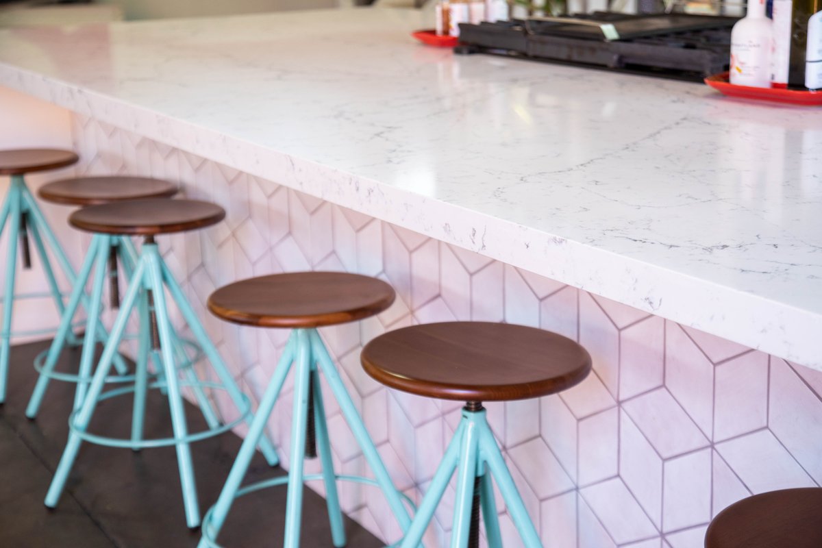 CaesarstoneUSA's tweet image. TGIF! Wouldn't you like to pull up a chair to this beautiful island in the @hedleyandbennett kitchen? 
Featuring our very own, White Attica 5143  ✨ 
#hedleyandbennett #caesarstone #WhiteAttica