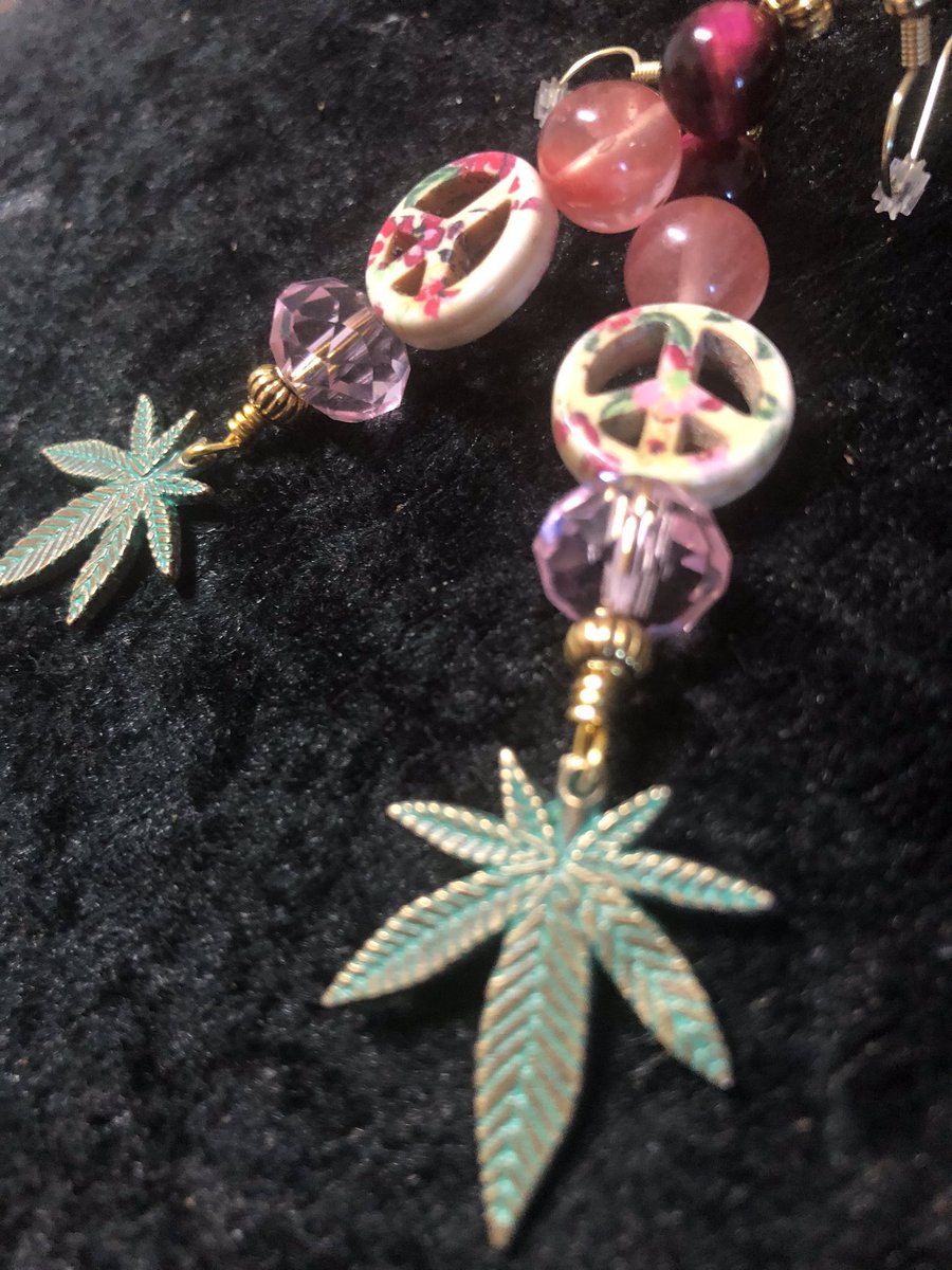 ImagineThis704's tweet photo. When you inhale #pinksmoke ... 🔥🌸🌸👀
You exhale #pink🌸🤸♀️🍃💨#PinkPeace #PinkClouds #cloudnumber9 #cloudnumberpeace 😉🥴🤙🏽
#PrettyPeacePairings & #DEEZBIGOLE #hemp #armcandy #Peaces #NOCOA required 😷☮️ https://t.co/et54rdjPVY