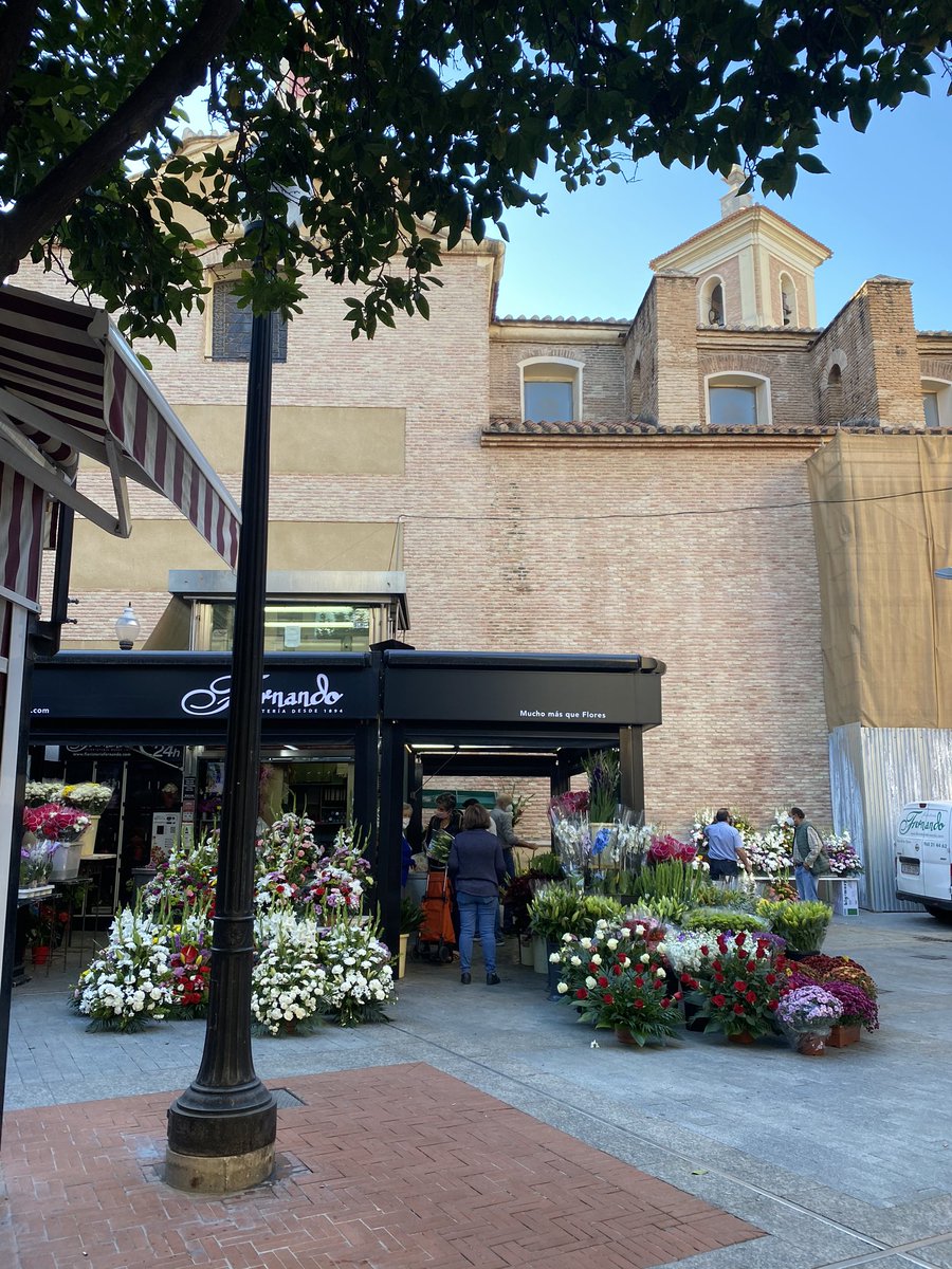 Así luce la plaza de las flores y la parroquia de San Pedro de Murcia estos días! Una oración emocionada y de acción de gracias por los difuntos.