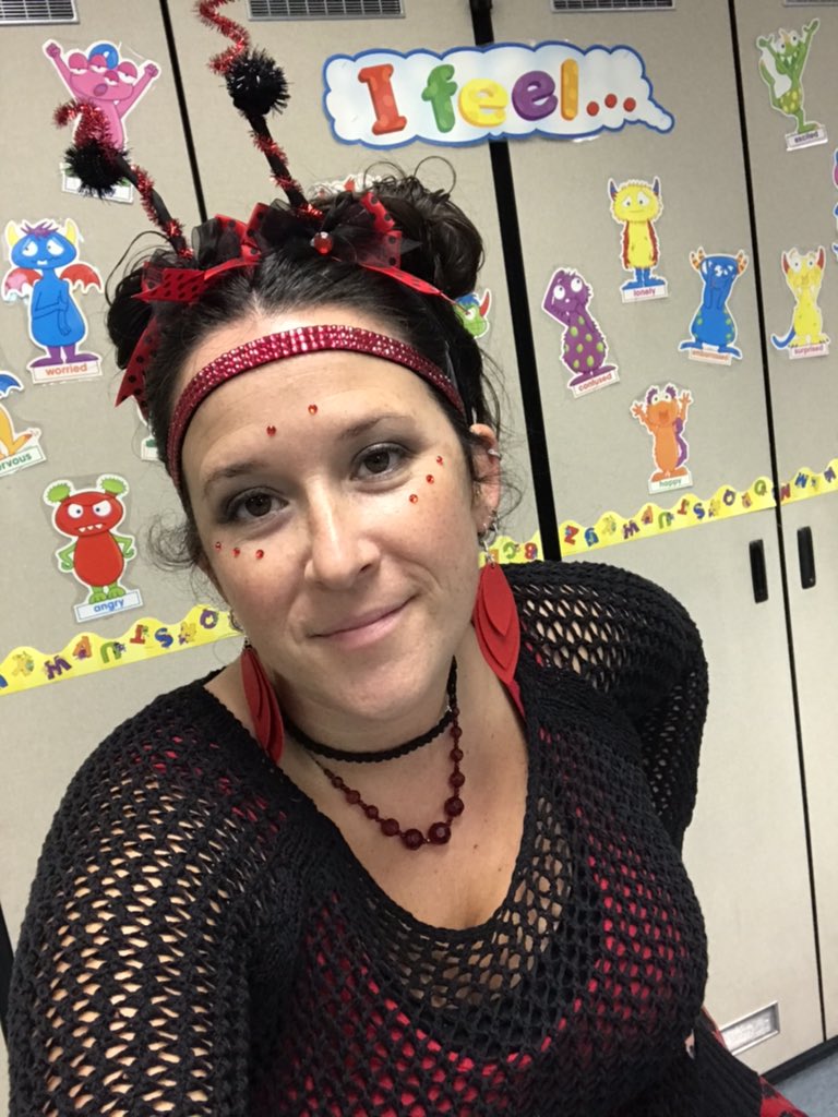 everly38's tweet photo. Halloween at school-day 2 🎃 #nlsd4U #petersproud https://t.co/2QQu2Zw9wU