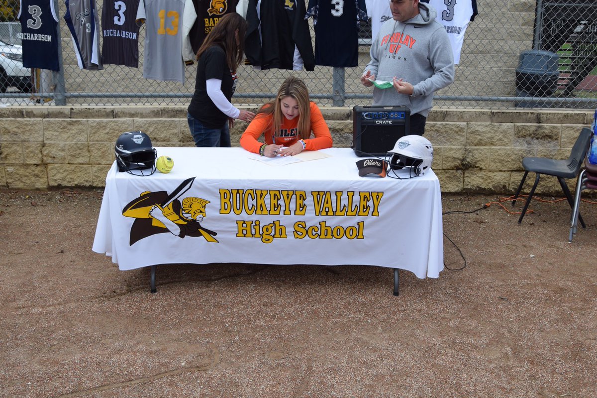 CounselorJessie's tweet photo. Congrats to @Lexi_rich3 for signing today! You make BV proud. So happy for you and proud of you!! @trupp84 🤎💛🥎🥎🥎🥎🥎🥎🥎🥎🥎🥎🥎 https://t.co/gyiMluM4CV