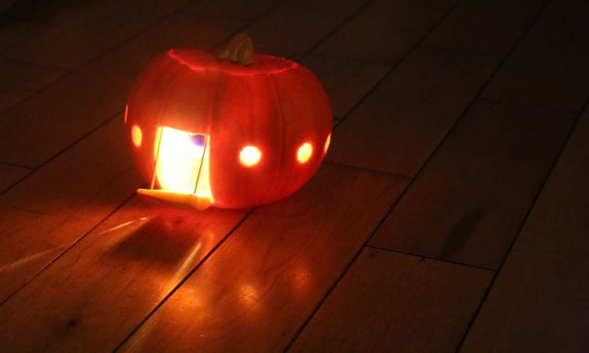 Julian and I carved this one together in the embassy. That's an hourglass at the centre of the #jackolantern. @wikileaks
#FreeAssangeNOW
#Halloween https://t.co/sNmhP6PwP2