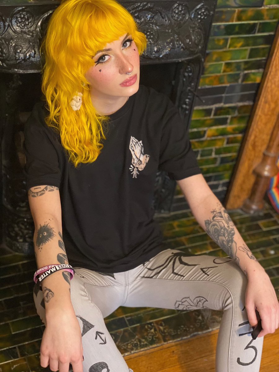 floamdick's tweet photo. hi🥺 go support my fave small brand they’re donating $1.50 with every product they sell to help remove plastic from the ocean and i think that’s pretty cool plus the clothes are cute af @Hiclops https://t.co/JZW102IgMd