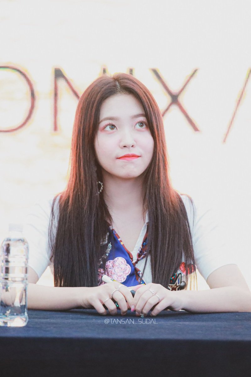 yerimhourly's tweet photo. #예리 #YERI @RVsmtown https://t.co/t5Ux0QaG0p