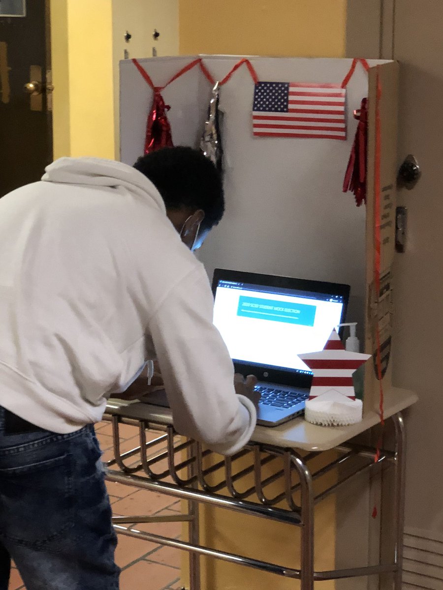 MsDownsSCSD's tweet image. From learning about how voters decide to candidates’ stances on issues, today we took part in early voting! 🗳 #getoutandvote #earlyvoting @ClaryCougarSCSD
