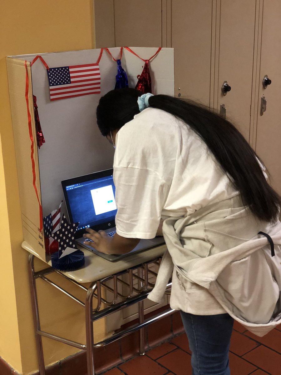 MsDownsSCSD's tweet image. From learning about how voters decide to candidates’ stances on issues, today we took part in early voting! 🗳 #getoutandvote #earlyvoting @ClaryCougarSCSD