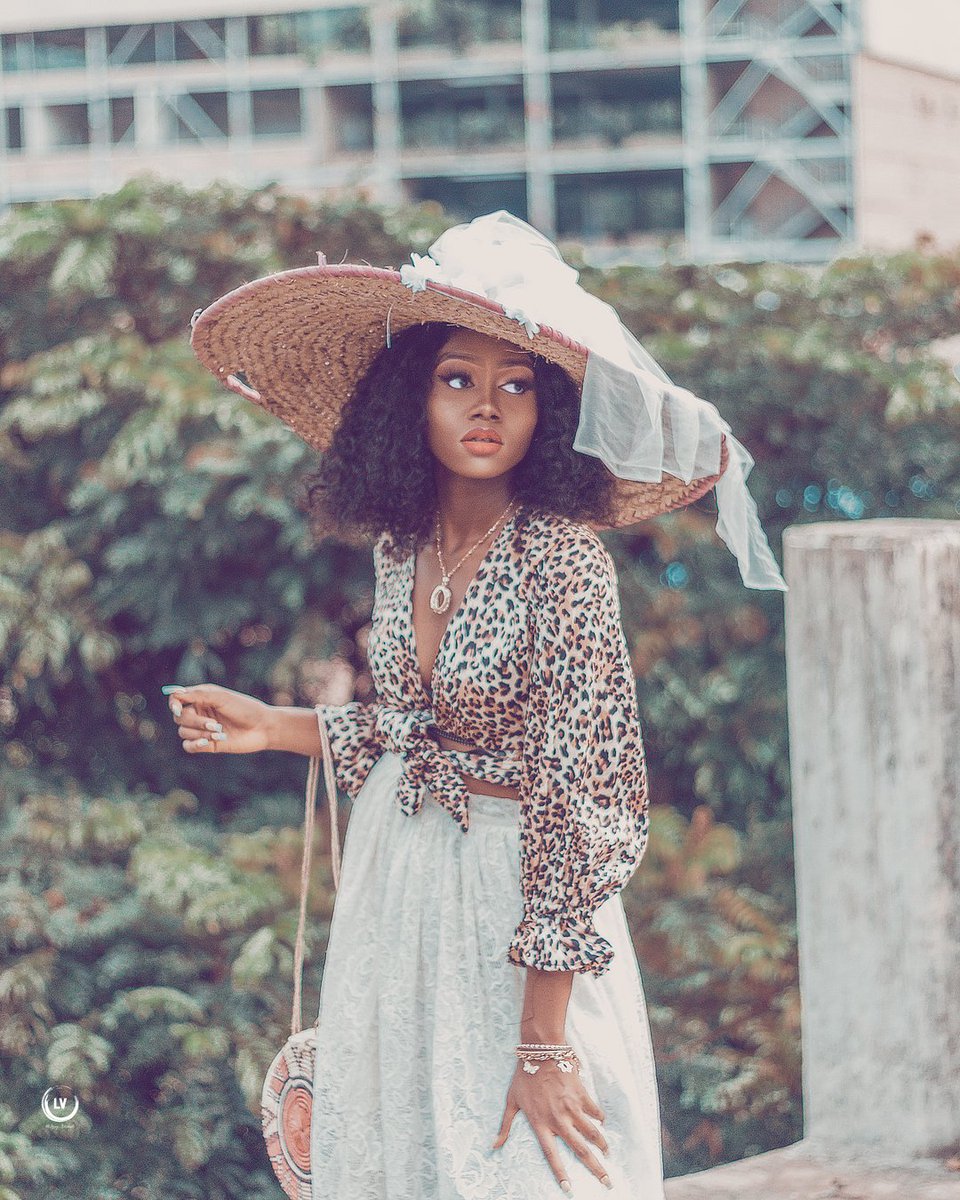Loxy_visuals's tweet photo. Beauty is but a blossom 📌

#muse 👑@peh_lee ___

#mua 💄@shades_ofjay_ ___

#stylist 🎗@styled.by.tribal ___

#photographer 📸@loxy_visuals ___

#loxyvisuals
https://t.co/EOiwPjkoHP https://t.co/Ztm4iAeevY
