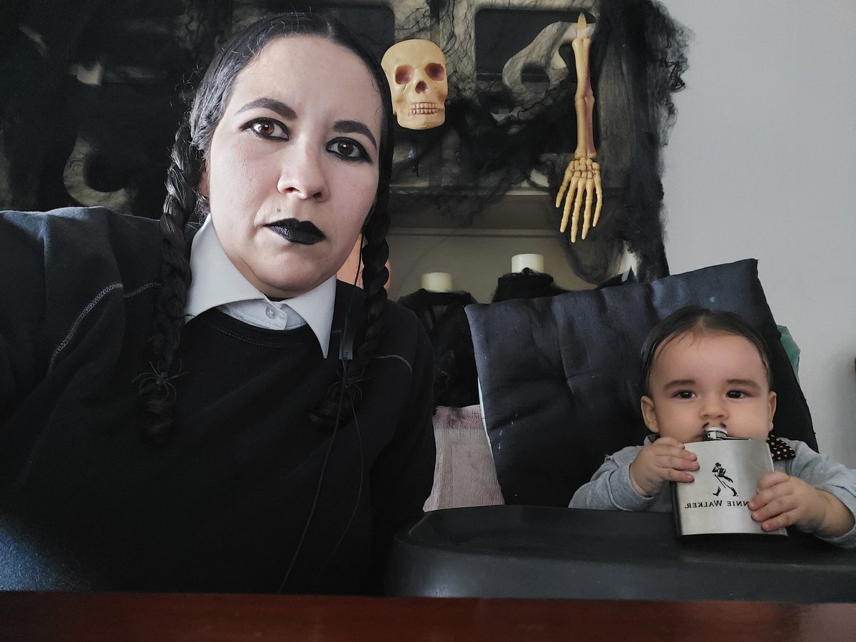 shicolocha's tweet photo. Ganamos el concurso de disfraces de la oficina con mi parejita
#wednesdayaddams
#pubertaddams https://t.co/wa7IrVhhYt