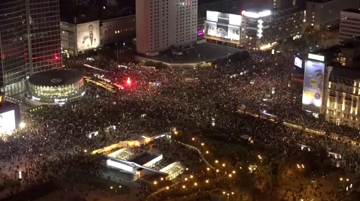 TomGrochowiak's tweet photo. Holy shit that's A LOT of people! Really proud of my city!

Live stream: https://t.co/iAAF6vKzmk https://t.co/z9SSs2JEnf