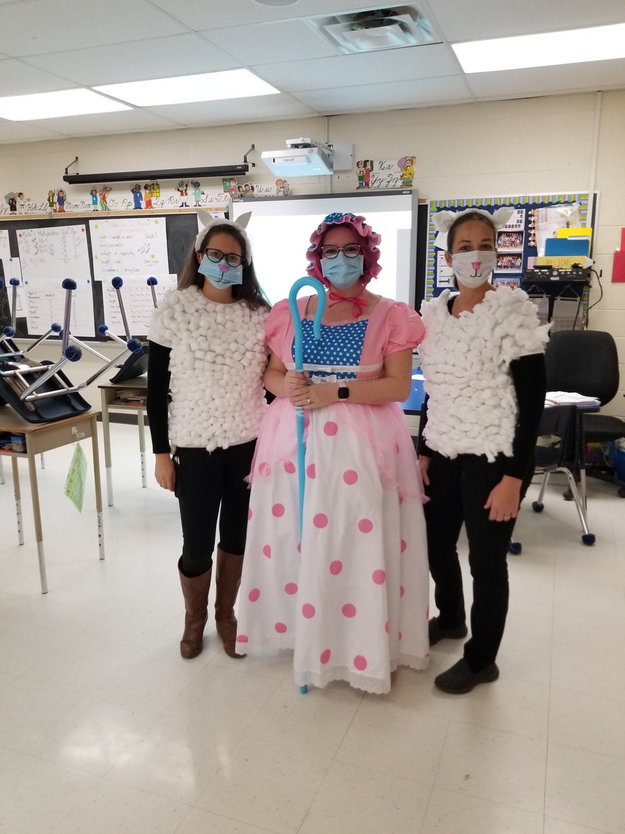 MrsDWatson7's tweet photo. I want to send a huge shout out to my gr 5s and @MrsSarahSims class for writing their persuasive letters to @coachsteveaaa to allow us to wear costumes instead of black and orange today! My heart is bursting with pride that they made their voices heard. #PVNClearns @SFAPVNC https://t.co/h2mTpQRseY