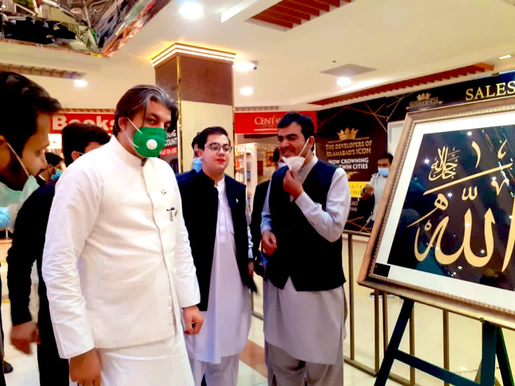 Ali_MuhammadPTI's tweet photo. قوتِ عشق سے ہر پست کو بالا کر دے
دہر میں  عشق محمد  سے  اُجالا  کر  دے 

پیارے بھائ واصل شاہد صاحب کی
عید میلاد النبی ﷺ  کے مبارک دن پہ قُرآنی خطاطی کے خوبصورت  اور  سونے اور آب زمزم سے کشیدہ فن ہاروں کی سنٹارس مال میں نمائش ہوئ۔
ماشاءاللہ 
اللہ مزید نکھار پیدا کرے 
آمین! https://t.co/JkaLXlpXwF