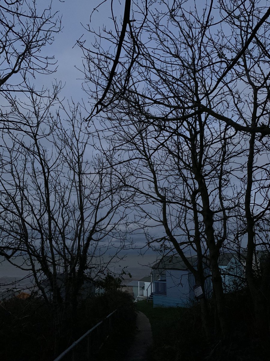 julesserkin's tweet image. Twilight already #Whitstable a quick snifter at Hotel Continental. Wanted a plate of moules &amp;amp; some other #food to share but sadly no chef after 3.15pm. 😘 so back home cooking “ #lunch  “ !! #hospitality