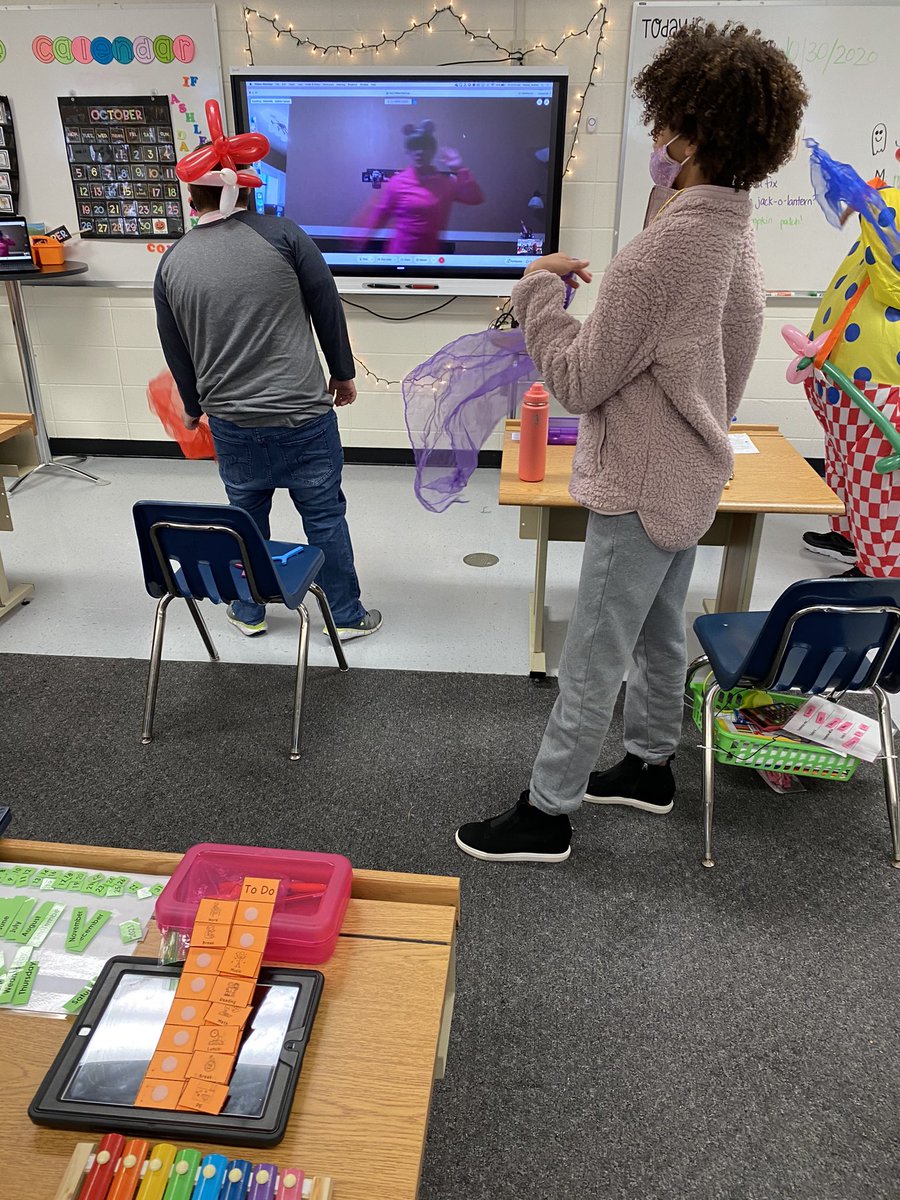 afowler_ajhs's tweet photo. Pumpkin decorating contest, balloon art by @HoldersHangout, &amp; treats for winning the poster contest make for a pretty Good Friday before Halloween! https://t.co/5oRoZJrfmj