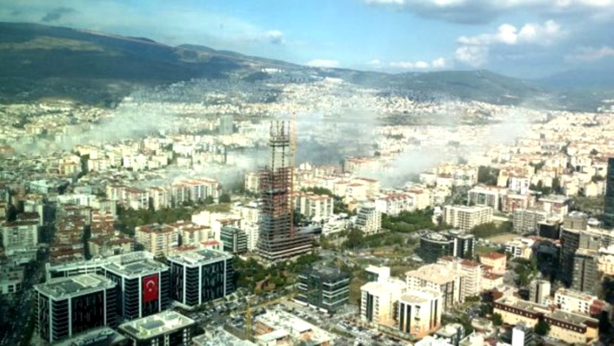 O enkazın üzerini boşaltın arkadaş...O itfaiyeci afadcı 20 yıldır aynı işi yapıyor. Zaman kaybettirmeyin. Eğer travma varsa ilk 6 saat kritik. Yaşam üçgeni varsa 24 saat kritik. Susuz 4 gün kritik🙏