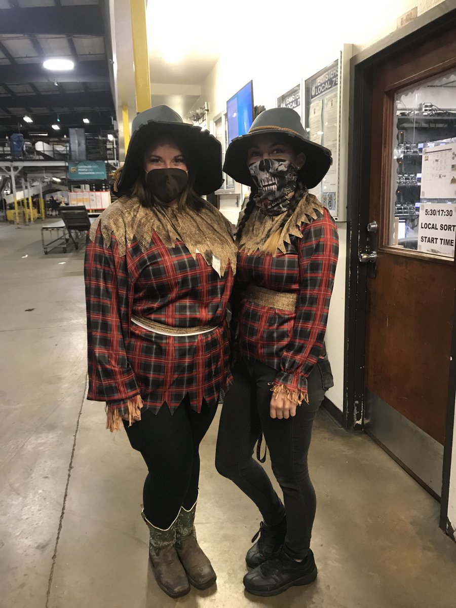 Stay safe!!!  Watch out for children running into the street.  Happy and Safe Halloween!!   Turn back your clocks before you go to bed Halloween night.  ⁦<a href="/ericpearsonups/">Eric Pearson</a>⁩ ⁦@ctbeck81⁩ ⁦<a href="/UPSers/">UPSers</a>⁩ <a href="/UPS/">UPS</a> ⁦<a href="/UPSjobs/">UPS Jobs</a>⁩