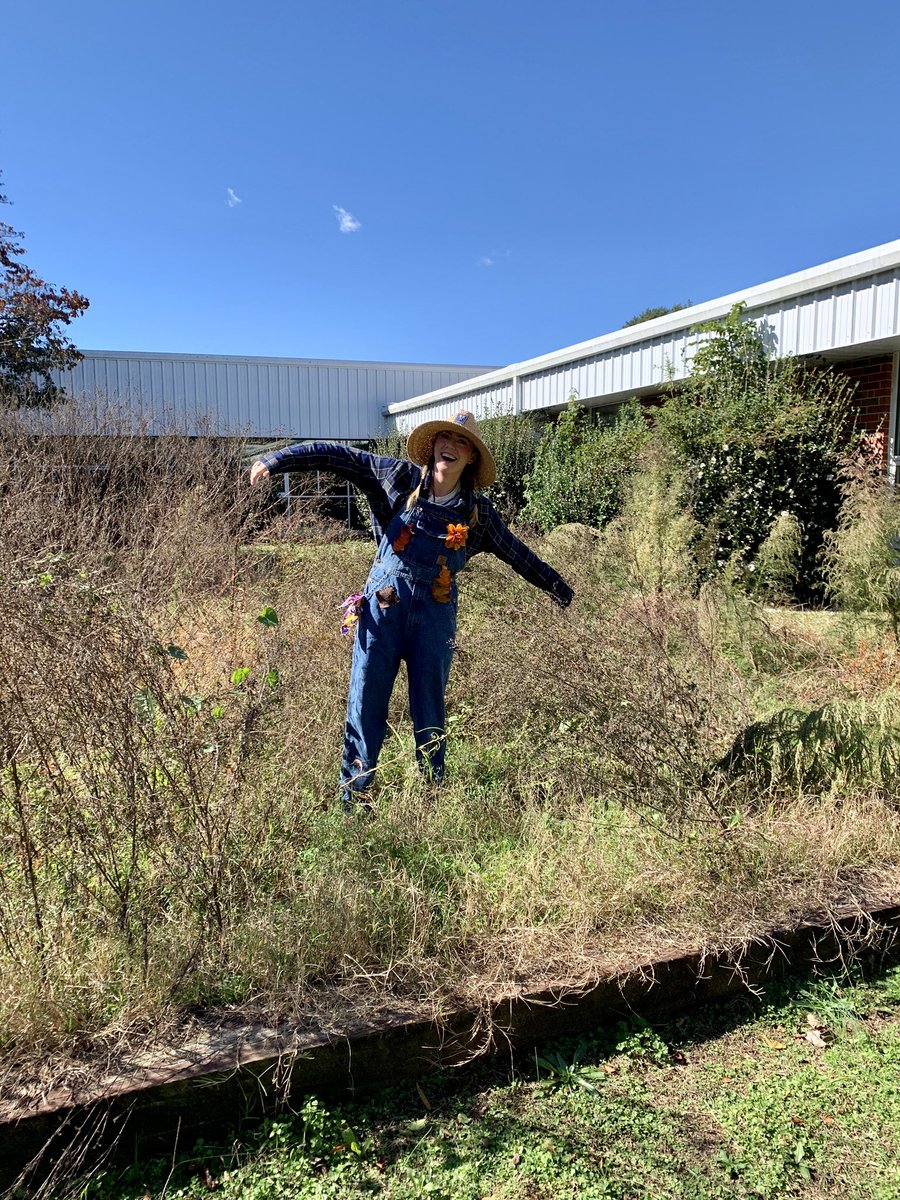 Teachers and scarecrows have a lot in common... they’re both outstanding in their field! 👩🏼‍🌾👩🏼‍🏫 #TeachAg #TeamKidsFirst #NCAgriculture #GottobeNC
