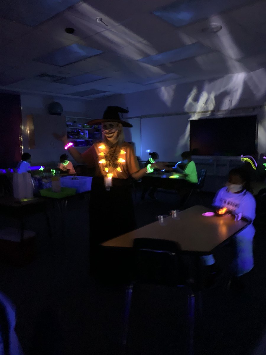 JPetit_Frere's tweet photo. Science with 4th grade teacher, Mrs. Chandler, is super engaging and fun! https://t.co/ufPSqcVTwP