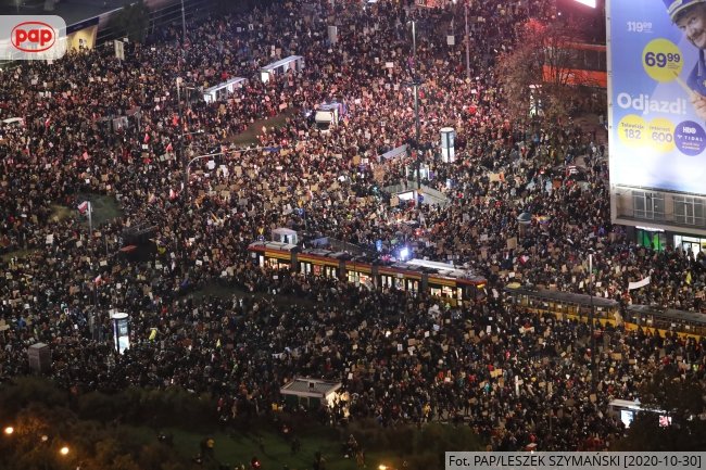 #Warszawa: Protest przeciwko zaostrzaniu prawa aborcyjnego trwa przy Rondzie Dmowskiego. Tak wygląda w tej chwili centrum Warszawy.