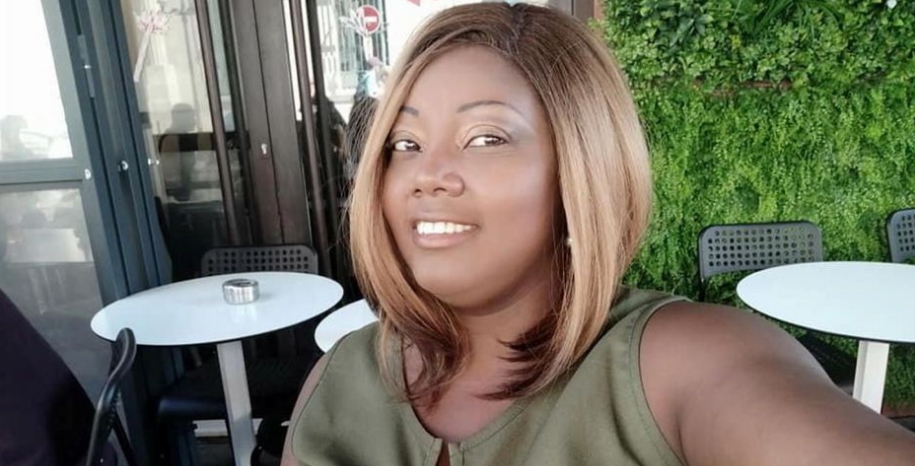 le_Parisien's tweet photo. Simone, 44 ans, auxiliaire de vie et mère de trois enfants, est l'une des victimes de l'attentat de Nice hier. «Dites à mes enfants que je les aime», ont été les derniers mots de cette femme très pieuse, qui était simplement venue se recueillir hier matin
https://t.co/Fpa8p579u3 https://t.co/g2qzEW4FJ2