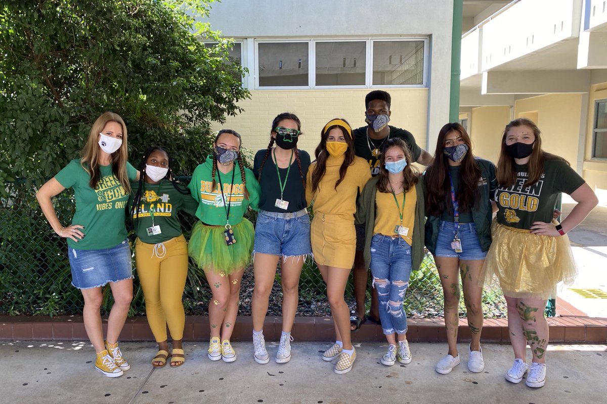 SgaDeland's tweet photo. We end the week with Green and Gold Day to show our Bulldog Spirit. 💚💛 @delandbulldogs https://t.co/XwJo5u5hAQ