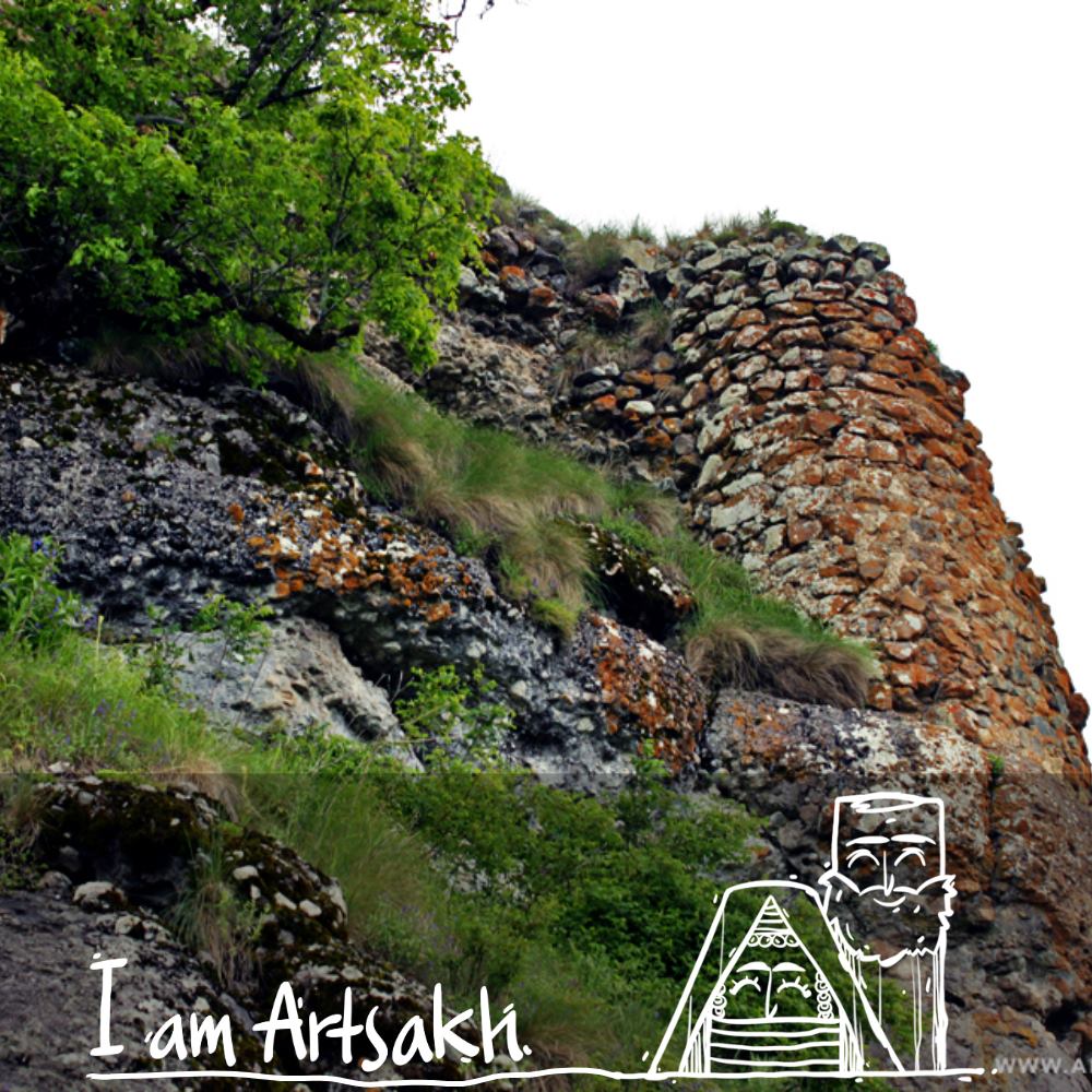 AmArtsakh's tweet photo. On the way from #Stepanakert to #Gandzasar, it is impossible to pass indifferently by the magnificent #Kachaghakaberd fortress rising from the mountainous forests to the endless calm, blue sky.

#ArtsakhIsLove #RecognizeArtsakh https://t.co/GxiZQvxCNy