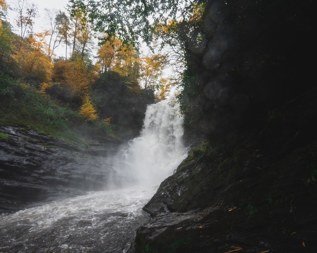 showupanywayy's tweet photo. the beauty of a waterfall is that it’s never silent— so why would you silence yourself? https://t.co/kxhLJIVaCh