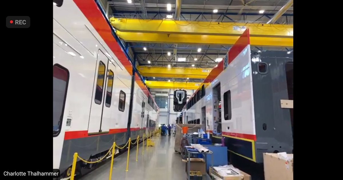 FloEllebrecht's tweet photo. Außerdem wurden direkt aus dem Stadler-Werk in Salt Lake City Fragen beantwortet und ein bisschen die dort gefertigten Züge von außen betrachtet.
Und wer findet die Schweizer Flagge? 🇨🇭😁
#CalMod https://t.co/aQPyjwuTEJ