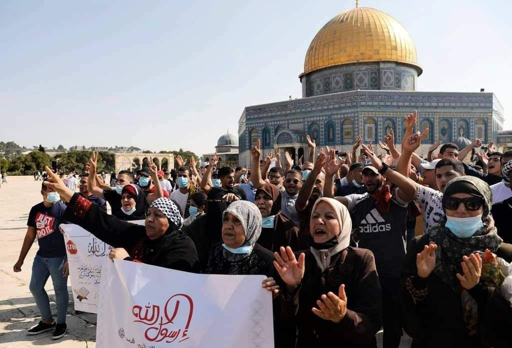amromham's tweet photo. وقفة حاشدة في ساحات المسجد الأقصى رفضًا للإساء الفرنسية لنبينا محمد صلى الله عليه وسلم، وخطيب الأقصى يعلن البراءة من المطبعين مع الاحتلال. 
#إلا_رسول_الله
#مقاطعه_المنتجات_الفرنسيه3 https://t.co/dU1aUCMnet