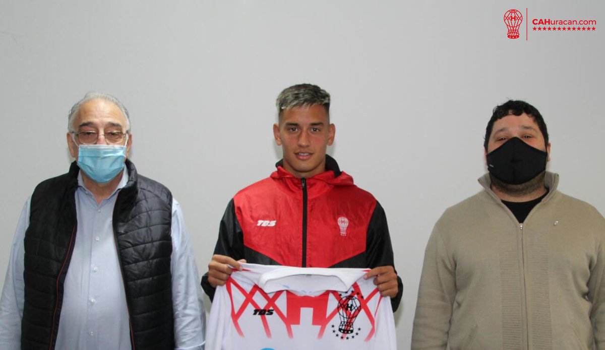 CAHuracan's tweet photo. #Huracán 🎈✍️ Santiago Hezze firmó su primer contrato

Esta mañana, el juvenil selló su primer vínculo profesional como futbolistas del Club Atlético Huracán.

👉https://t.co/ByBrvkMFkf https://t.co/zPCqJzu9DB