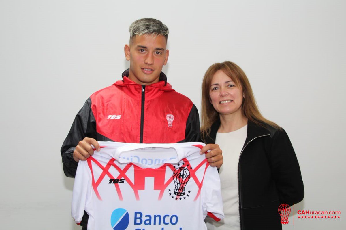 CAHuracan's tweet photo. #Huracán 🎈✍️ Santiago Hezze firmó su primer contrato

Esta mañana, el juvenil selló su primer vínculo profesional como futbolistas del Club Atlético Huracán.

👉https://t.co/ByBrvkMFkf https://t.co/zPCqJzu9DB