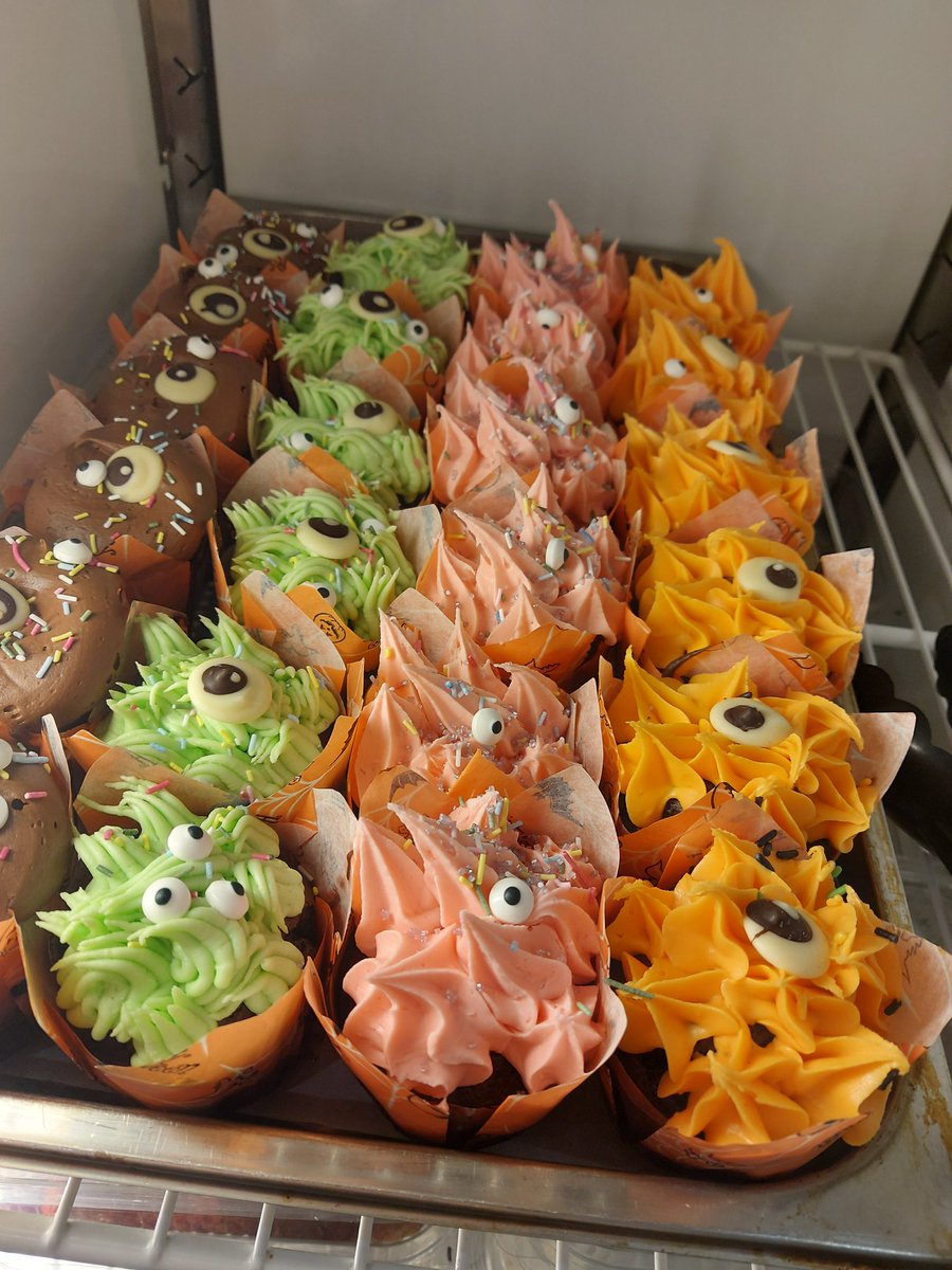 sam_baked's tweet photo. Happy Hallows Eve ....🎃👻👽🎃
Spooky Treats @AtTheTavernn
#GhoulishGooeyBrownies/GF
Fresh Gingerbread &amp; Parkin
Sugar &amp; Spice and all things nice x
#StaySafeEatCake x
@JosephHolt1849  @BAKO_NW @DawnFoodsUK @CSMBakerySols @LaShackGifts @stonemill_ @BowlingGreenCR 
🎃👽👻🍰🎃👽👻💀 https://t.co/CqlifoKJix
