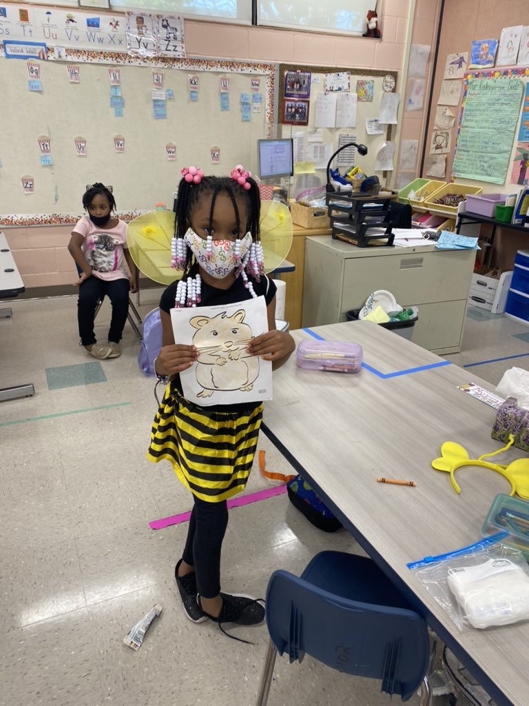 MsFoxSTE's tweet photo. There were a bunch of animals in my classroom today! 🦊🐻🦁🐝🦆🐢🐅🦧🦚#VocabularyParade https://t.co/VMY4JADtYY