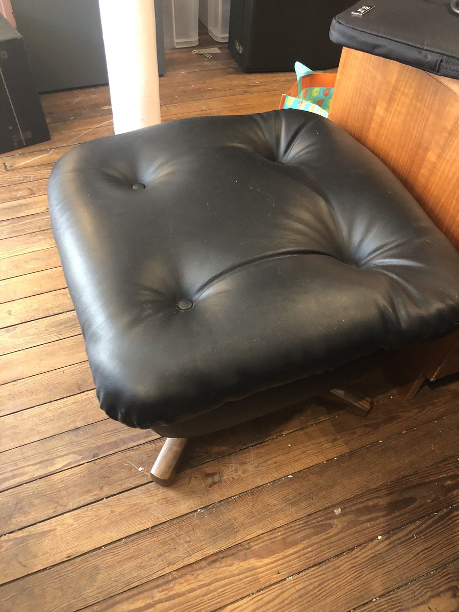 Wanna make a statement? 1970's Parker Knoll Statesman Arm Chair & Footstool in black vinyl 🖤 #ForSale #parkerknollstatesmanchair #parkerknollstatesman #parkerknoll #footstall #1970s #vintage #vintagefurnitureforsale #veryveryvintage #southstreet #scarborough #besidethesea