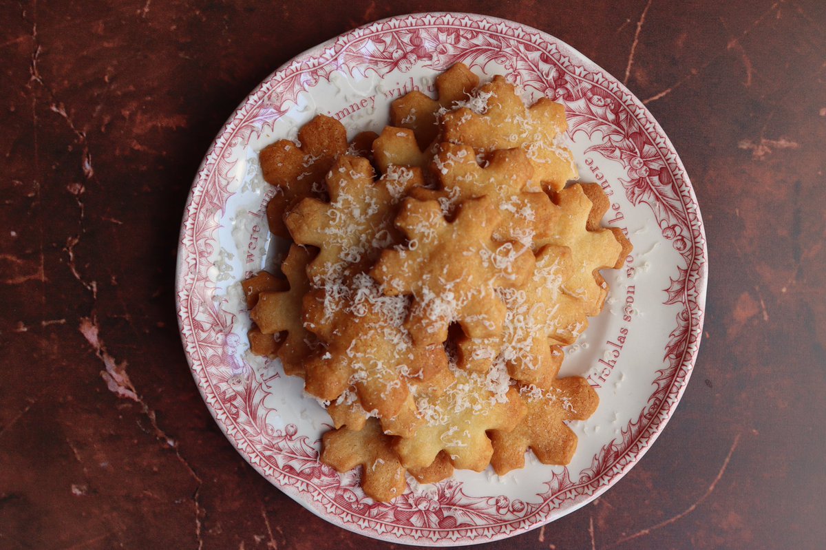 Cluckmuckcook's tweet photo. Switching back to the #Christmas #bakingbaking with kids vibe. Another delicious recipe from this months Baking Heaven magazine. Cheesy stars. Savoury cheese deliciousness. Quick and easy recipe that are so moorish. The plateful disappeared in no time . #GBBO https://t.co/G7jHeV6nOL