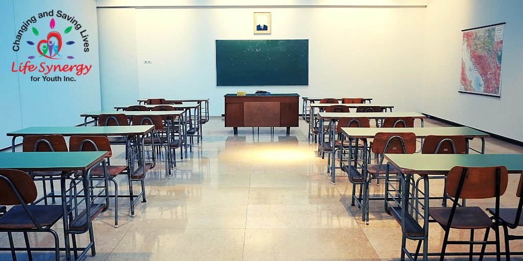 What do my #studentsessions look like in the age of #COVID? Assemblies are one class in the room (spaced apart, wearing masks), while the other classes watch me on #Zoom. Then I host small #groupsessions with each of the classes in person! Learn more: lifesynergy4youth.com/programs/