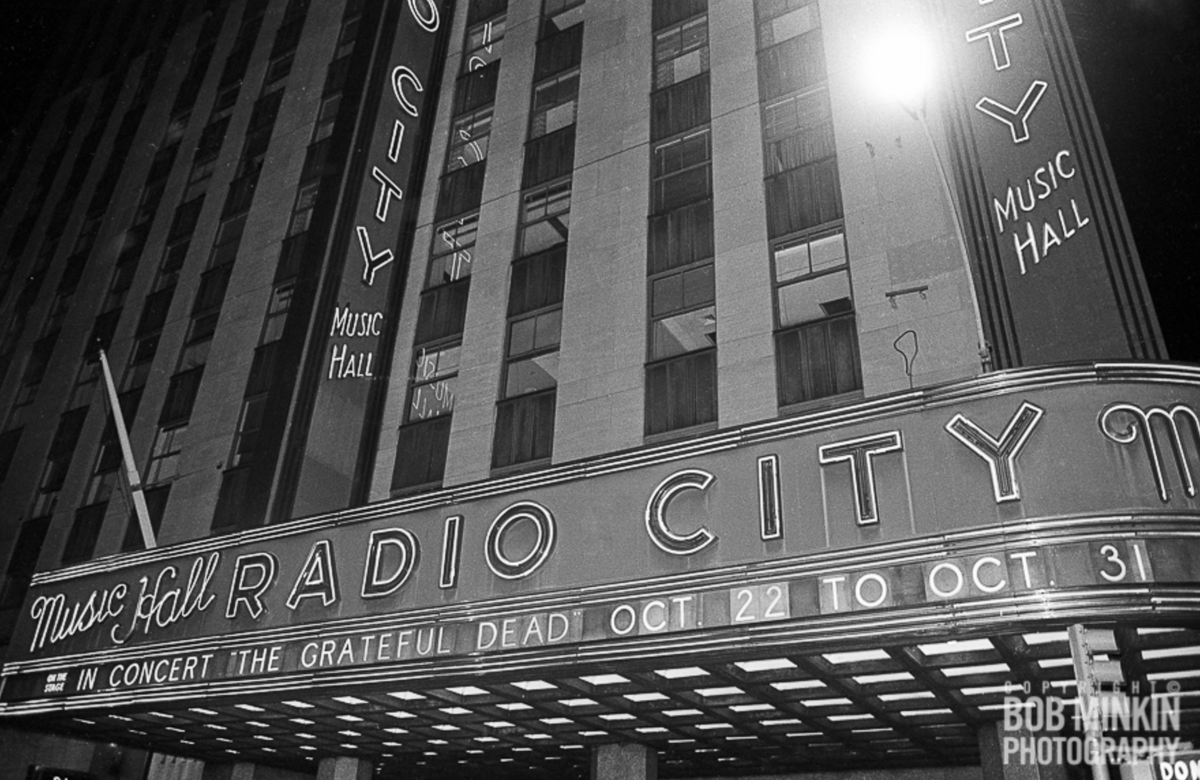 40 years ago today, the grateful dead acoustic/electric at  @RadioCity, night #7. soundboard surfaced in 2017:  https://archive.org/details/gd1980-10-30.139599.sbd.bershaw.flac16 lots of official video from the show scattered about:  [1/7]