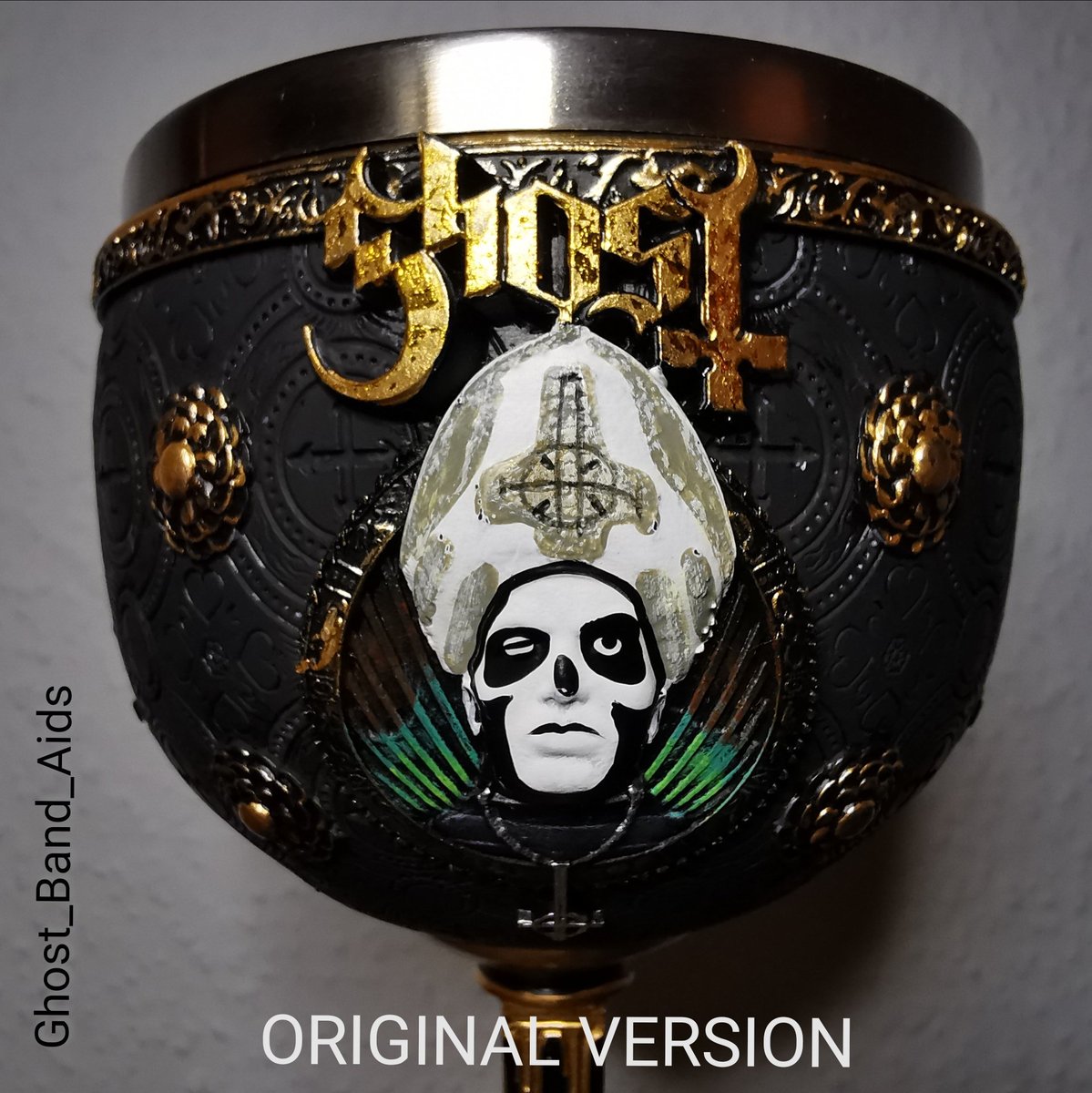 Ghost_Band_Aids's tweet photo. Since I didn't like the chalice in its original painting, I have reworked it today.
It was too colourful for me and the face of Papa III looked strange.
I am unfortunately very out of practice.
But I added some Swarovski crystals in purple. 💜

Hope you like my version.😊 https://t.co/YlTcpzjyns