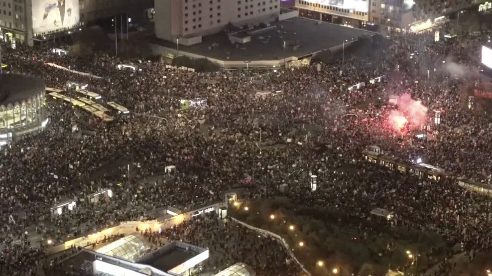 LOOK AT THIS CITY 🖤⚡️

Warsaw and Poland are showing the world (again!) what it means to stand up for fundamental rights, rule of law and democracy.

WHAT A SIGHT. ALL MY SOLIDARITY. 

KEEP GOING.

#StrajkKobiet 

📸 <a href="/KPH_official/">Kampania Przeciw Homofobii</a>