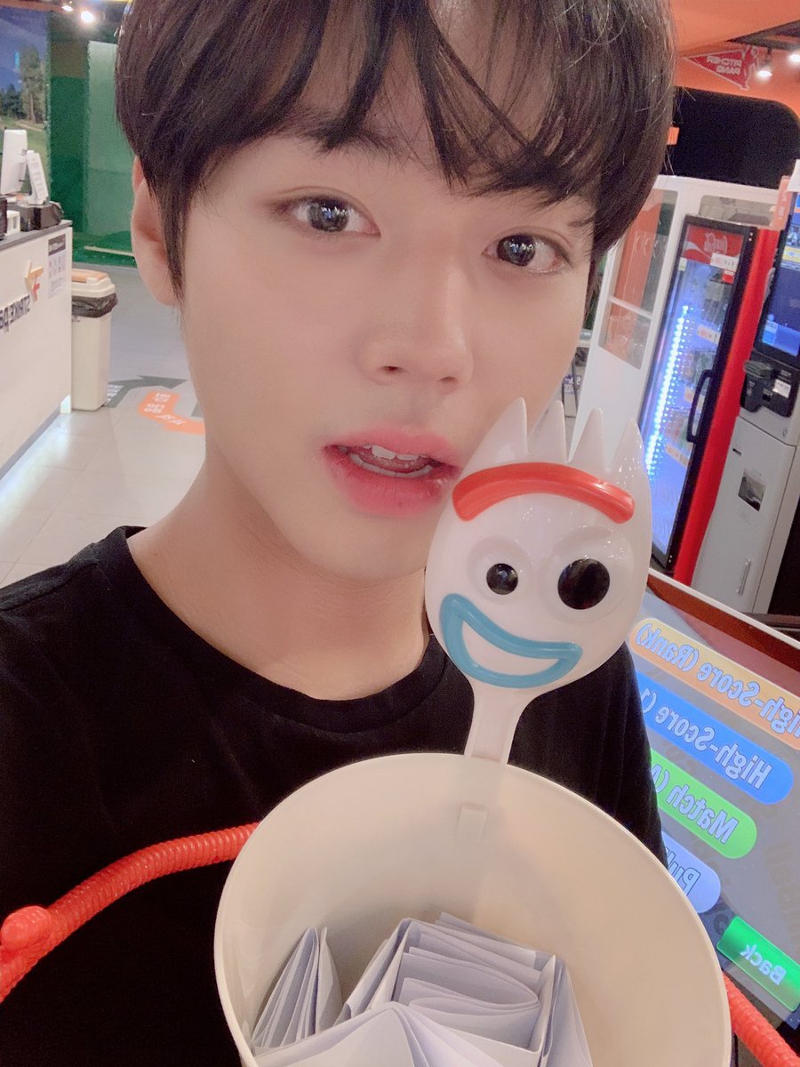 varneytwt's tweet photo. · ⏳_ @ › (h̷.) 안녕 - 나는 ꜜ 𝗣𝗔𝗥𝗞박/𝗩𝗔𝗥𝗡𝗘𝗬 .⃕ # 𝘂𝗽𝗱𝗮𝘁𝗲 ↷ #StreamWithCLC #CLCPepe — ❞
El "Pepe" merece ser soty porque es una gran canción que me encanta y que todos deberían de escuchar porque estas niñas se lucen por completo con sus grandes voces 🐪 https://t.co/9tYj61oI5K
