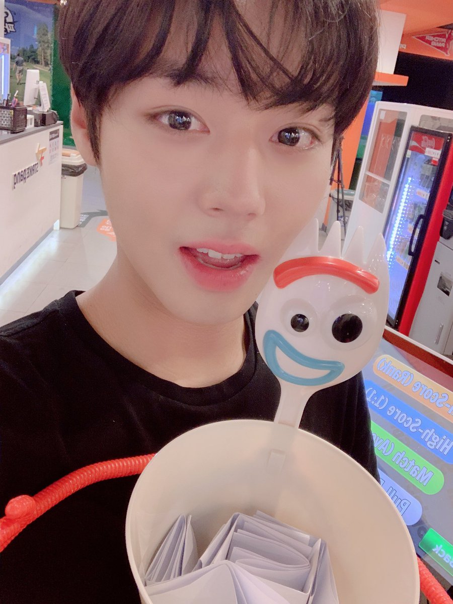 varneytwt's tweet photo. · ⏳_ @ › (h̷.) 안녕 - 나는 ꜜ 𝗣𝗔𝗥𝗞박/𝗩𝗔𝗥𝗡𝗘𝗬 .⃕ # 𝘂𝗽𝗱𝗮𝘁𝗲 ↷ #LetsPlayWithLULLET #LetsPlayQnA — ❞
Lullet tuvo una increíble canción debut que me enamoró por completo ¡No puedo esperar más por su gran regreso! Todos corran a hacer stream de sus canciones. 🐢 https://t.co/E79JvGFS4i