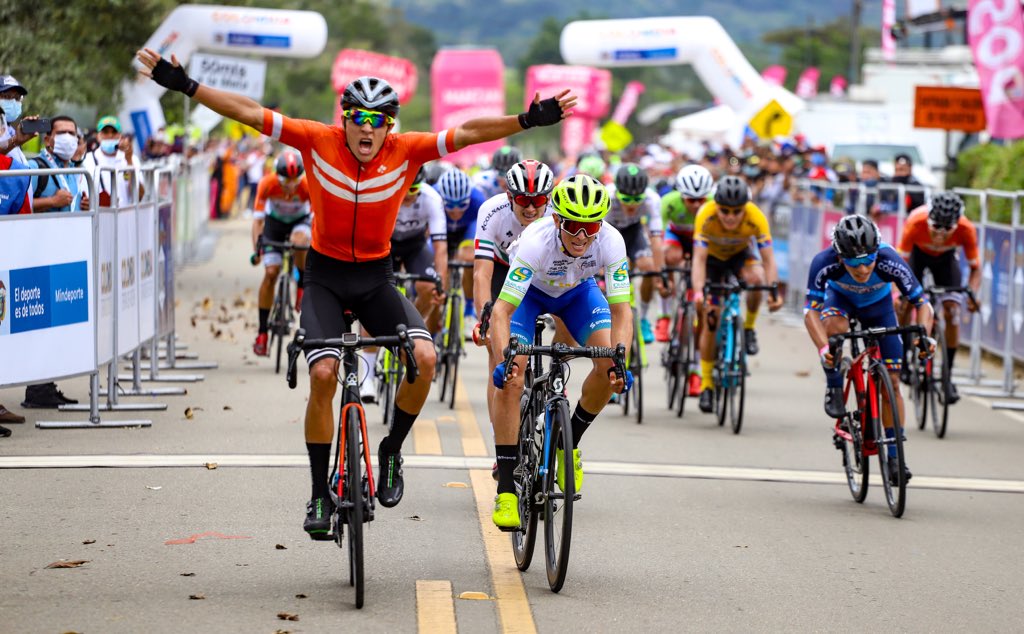 CiclismoCM's tweet photo. Manos arriba, cumpliendo objetivos, promulgando nuestra filosofía , entregándonos Como Nadie; Brayan Borda Muñoz ganador de la tercera etapa de la #VueltaDeLaJuventud ! 🇨🇴🚴🏻‍♂️♣️🦁🥇 https://t.co/9IliD2mS1k