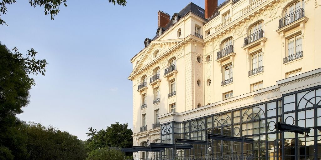 La sûreté et la sécurité de nos hôtes est notre priorité absolue. Suite aux récentes mesures prises par le gouvernement français, l’hôtel a temporairement suspendu son activité. Nous espérons vous revoir parmi nous très prochainement.