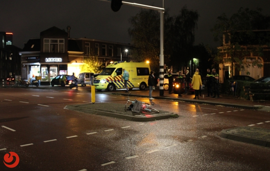 Fietsster gewond na aanrijding met auto - LEEUWARDEN – Een fietsster is vrijdagavond gewond geraakt bij een aanrijding ter hoogte van spoorwegovergang Achter de Hoven. Het... -..