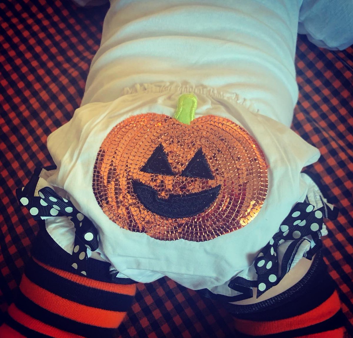 BeautyBabesBall's tweet photo. Lola’s getting ready for her 1st Halloween at 7 months old. Cutest little pumpkin butt ever!!!🧡👶🏼🖤🎃💜
#loladakota #halloween2020 #1sthalloween #littlepumpkin #babyfirsts #girlmom #babygirl #rainbowbaby #7monthsold #Halloween #pumpkins https://t.co/7dJvzqL3nP