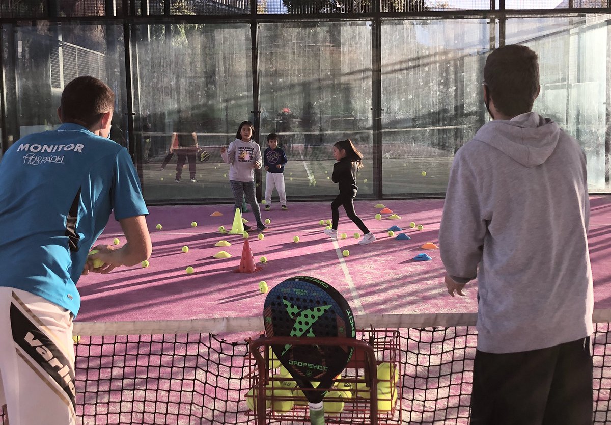Tardes de viernes en la Ciudad Deportiva y disfrutando del aire libre, del sol y de las sonrisas de tanta cara guapa !!! Feliz puente, mascarillas, distancias de seguridad y sin poner en riesgo a nadie. Cuídate, cuídanos!