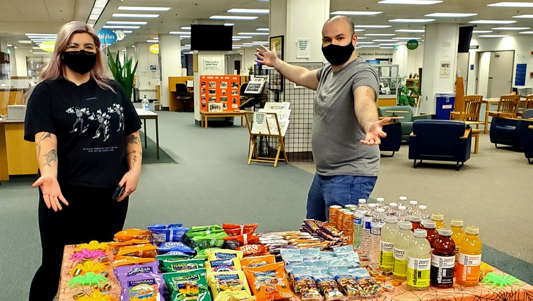 uaflibrary's tweet image. Trick or Treat! Happy Halloween from Rasmuson Library. Snacks are available today, Oct. 30 until 6:00pm and tomorrow (Oct. 31) from noon-6:00pm. 

We have chips, trail mix, granola bars, jerky, chocolate, water, vitamin water and sparkling juice. 

#HalloweenintheLibrary