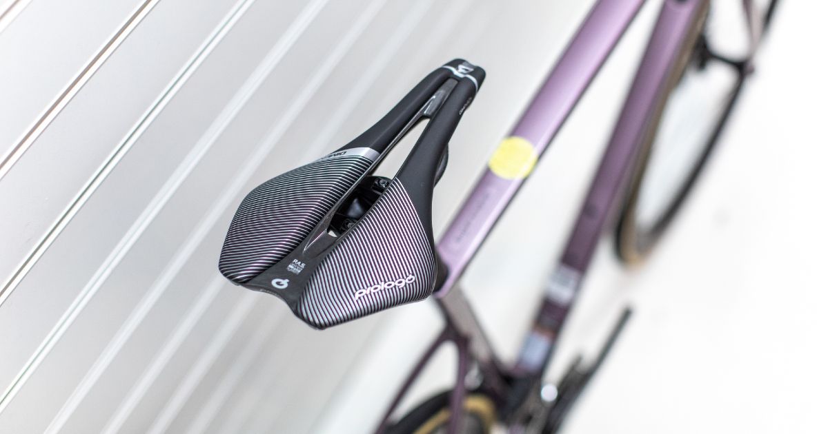 VeloSportUK's tweet photo. Riding into the weekend like.... this gorgeous Cannondale SuperSix EVO HM Disc in Lavender built up with SRAM Red AXS eTap and HollowGram KNØT 45 wheels wrapped in Vittoria Corsa Graphene 2.0
#Cannondale | #Supersix #lovesroadbikes #roadbikestudio #Velosport https://t.co/a04AKzpVaZ